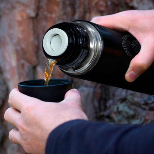 750mL Vacuum Flasks Detail Lifestyle